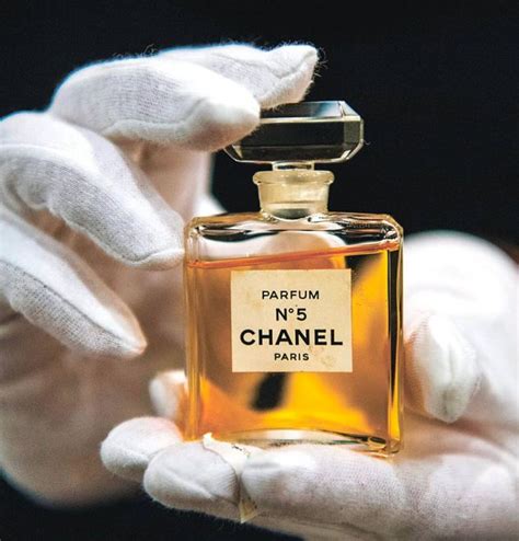 chanel 5 é masculino ou feminino|A História do Perfume Chanel Nº 5: A Fragrância que .